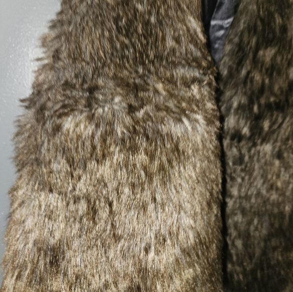 Knit Works Girls Faux Fur Vest Size L (14) - Picture 2 of 8